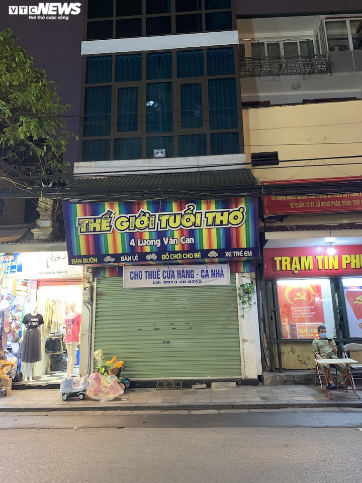 Hàng loạt cửa hàng khắp Hà Nội vẫn đóng cửa im ỉm, 'đắp chiếu' chờ khách thuê - 17