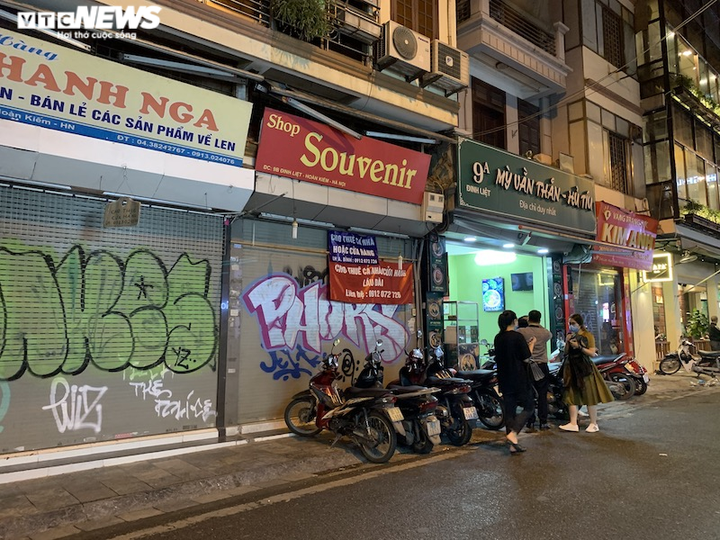 Hàng loạt cửa hàng khắp Hà Nội vẫn đóng cửa im ỉm, 'đắp chiếu' chờ khách thuê - 16