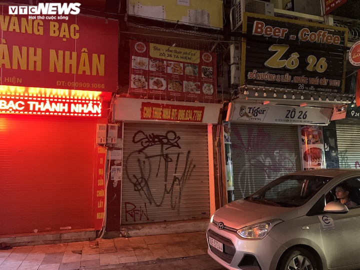 Hàng loạt cửa hàng khắp Hà Nội vẫn đóng cửa im ỉm, 'đắp chiếu' chờ khách thuê - 2