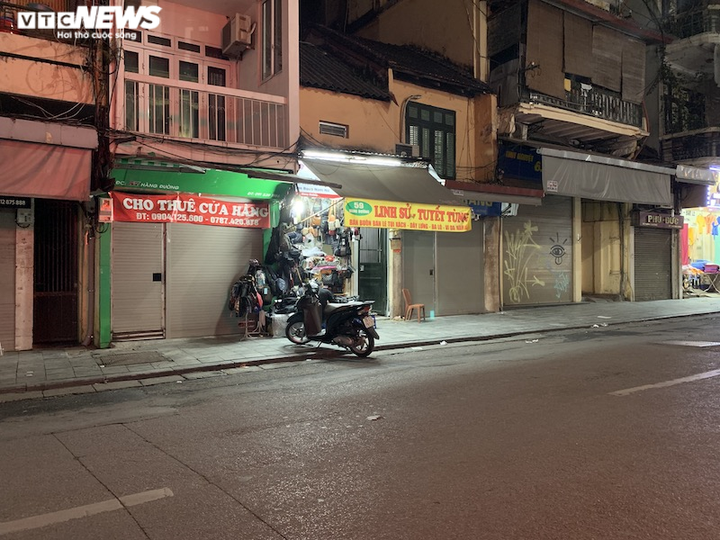 Hàng loạt cửa hàng khắp Hà Nội vẫn đóng cửa im ỉm, 'đắp chiếu' chờ khách thuê - 15