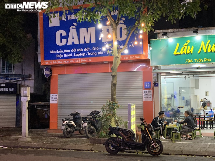 Hàng loạt cửa hàng khắp Hà Nội vẫn đóng cửa im ỉm, 'đắp chiếu' chờ khách thuê - 23
