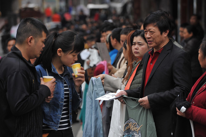 Chuyện lạ đời ở Trung Quốc: Sếp xếp hàng cho nhân viên chọn ở 'chợ người' - 3