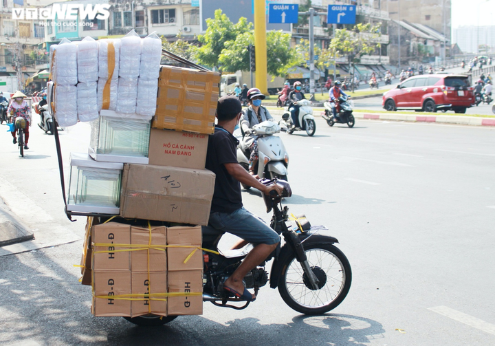 Ảnh: Xe ‘thây ma’ vẫn ngang nhiên tung hoành trên đường phố Sài Gòn - 11