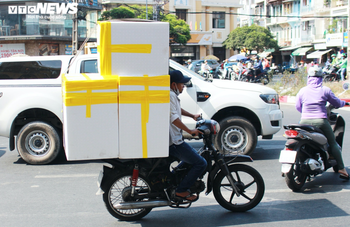 Ảnh: Xe ‘thây ma’ vẫn ngang nhiên tung hoành trên đường phố Sài Gòn - 13