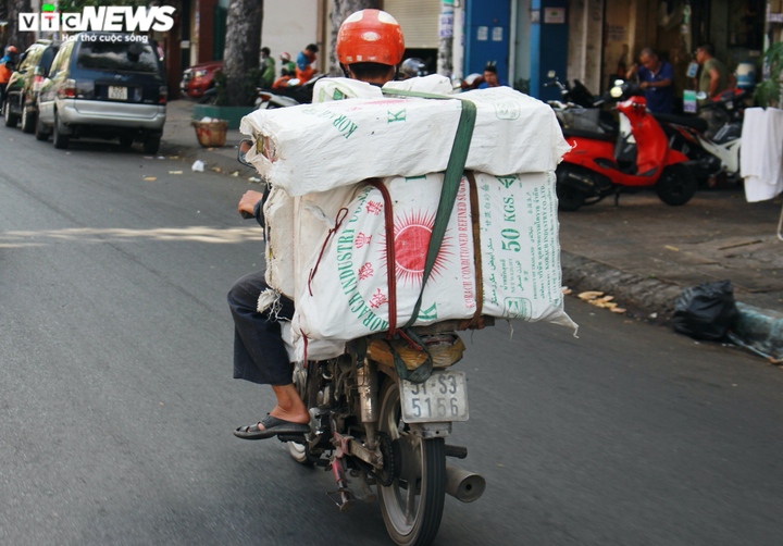 Ảnh: Xe ‘thây ma’ vẫn ngang nhiên tung hoành trên đường phố Sài Gòn - 12