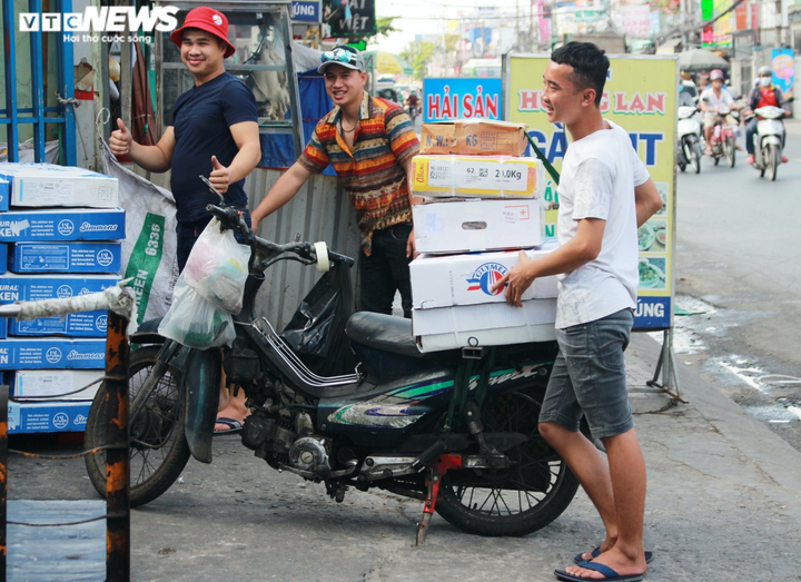 Ảnh: Xe ‘thây ma’ vẫn ngang nhiên tung hoành trên đường phố Sài Gòn - 1