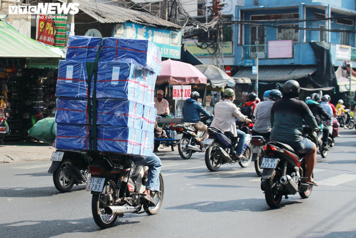 Ảnh: Xe ‘thây ma’ vẫn ngang nhiên tung hoành trên đường phố Sài Gòn - 6