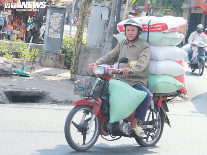 Ảnh: Xe ‘thây ma’ vẫn ngang nhiên tung hoành trên đường phố Sài Gòn - 9
