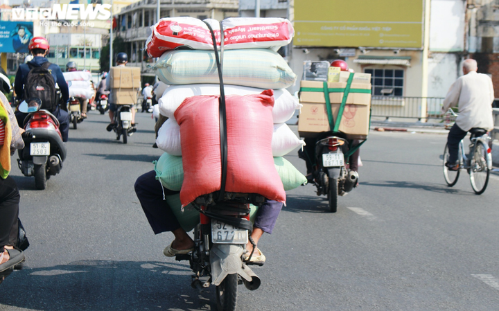 Ảnh: Xe ‘thây ma’ vẫn ngang nhiên tung hoành trên đường phố Sài Gòn - 10