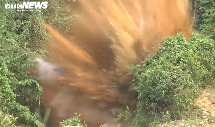 Ảnh: Quân đội nổ mìn đánh sập gần 30 hầm vàng trái phép ở Đà Nẵng - 6