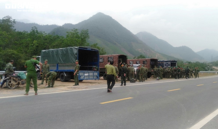 Ảnh: Quân đội nổ mìn đánh sập gần 30 hầm vàng trái phép ở Đà Nẵng - 2