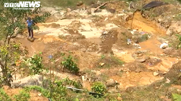 Ảnh: Quân đội nổ mìn đánh sập gần 30 hầm vàng trái phép ở Đà Nẵng - 1