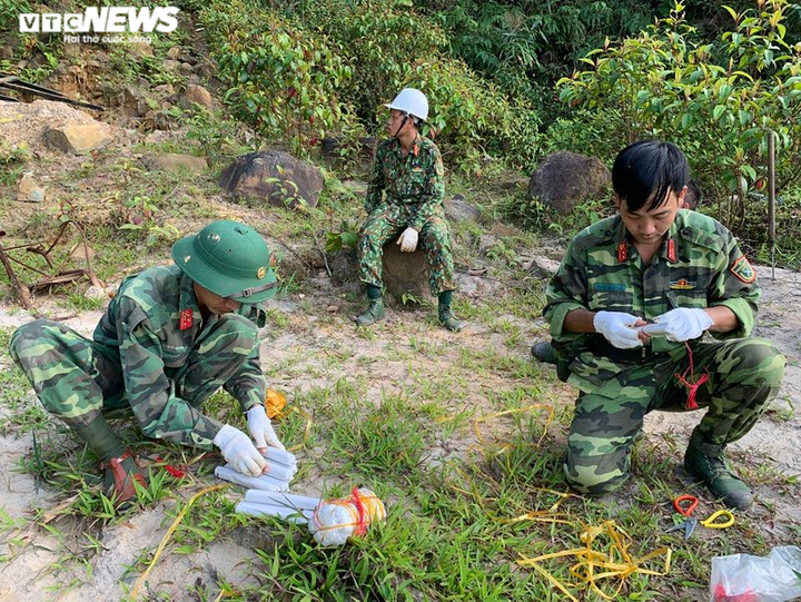 Ảnh: Quân đội nổ mìn đánh sập gần 30 hầm vàng trái phép ở Đà Nẵng - 4