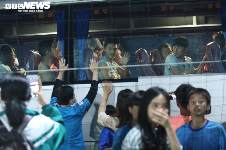 Cổ động viên Hà Tĩnh kéo đến kín sân xem Công Phượng, Văn Toàn tập luyện - 16