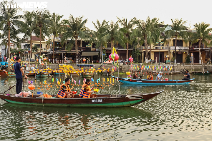 Dịch COVID-19 được kiểm soát, du khách nườm nượp đổ về phố cổ Hội An - 2