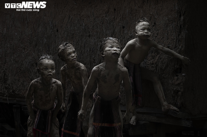 Ảnh: Ngắm chân dung những cậu bé 'Ma Bùn' trong lễ hội Pơ Thi ở Gia Lai - 5