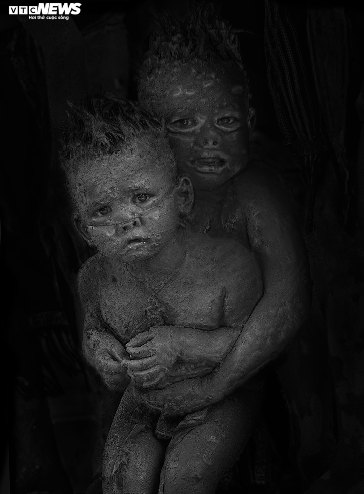 Ảnh: Ngắm chân dung những cậu bé 'Ma Bùn' trong lễ hội Pơ Thi ở Gia Lai - 10