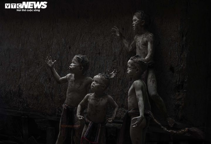 Ảnh: Ngắm chân dung những cậu bé 'Ma Bùn' trong lễ hội Pơ Thi ở Gia Lai - 8