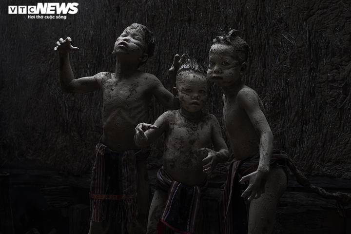 Ảnh: Ngắm chân dung những cậu bé 'Ma Bùn' trong lễ hội Pơ Thi ở Gia Lai - 3