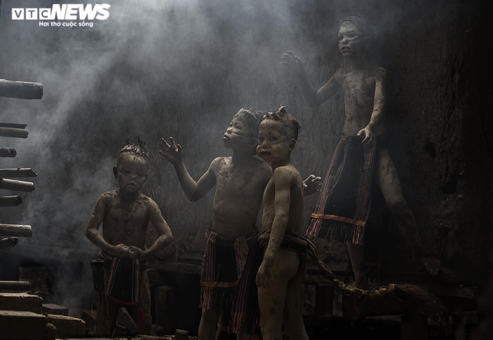 Ảnh: Ngắm chân dung những cậu bé 'Ma Bùn' trong lễ hội Pơ Thi ở Gia Lai - 1