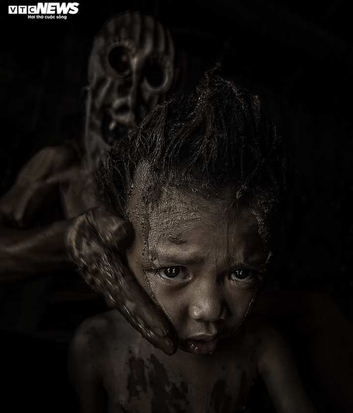 Ảnh: Ngắm chân dung những cậu bé 'Ma Bùn' trong lễ hội Pơ Thi ở Gia Lai - 2