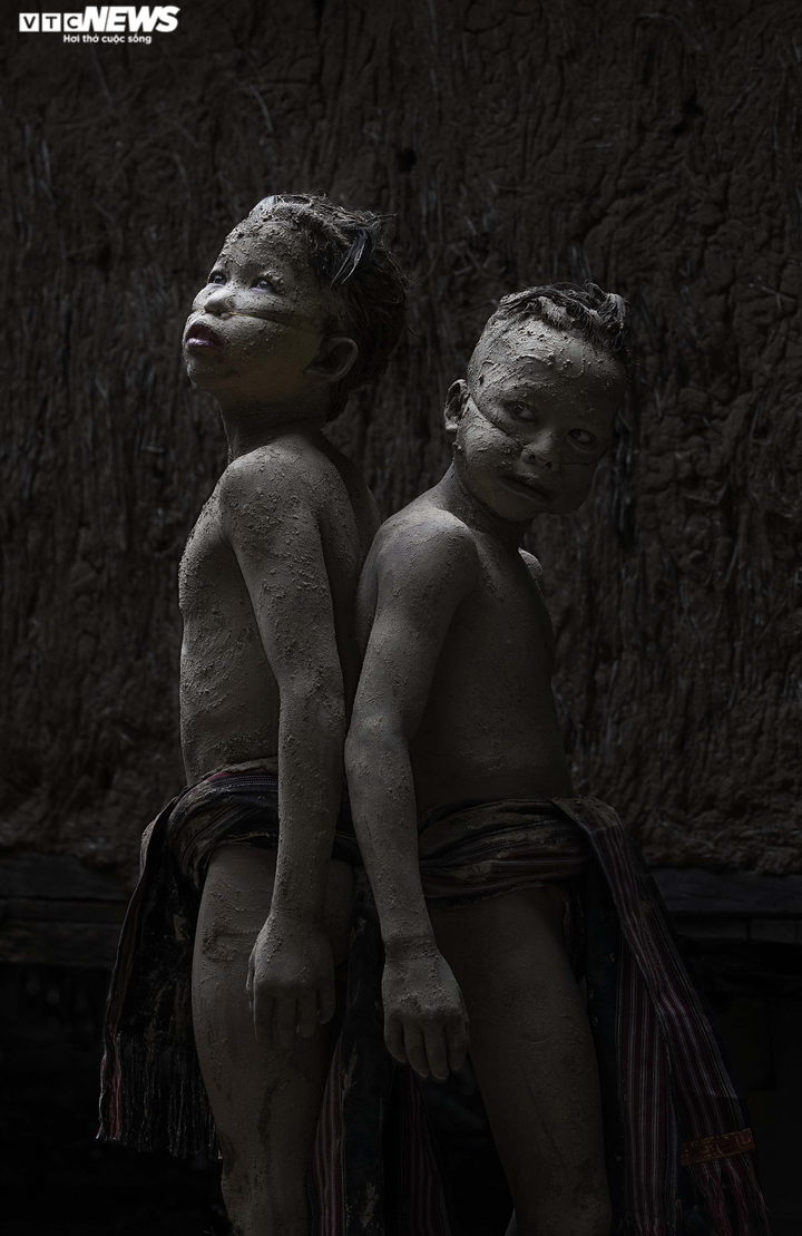 Ảnh: Ngắm chân dung những cậu bé 'Ma Bùn' trong lễ hội Pơ Thi ở Gia Lai - 7