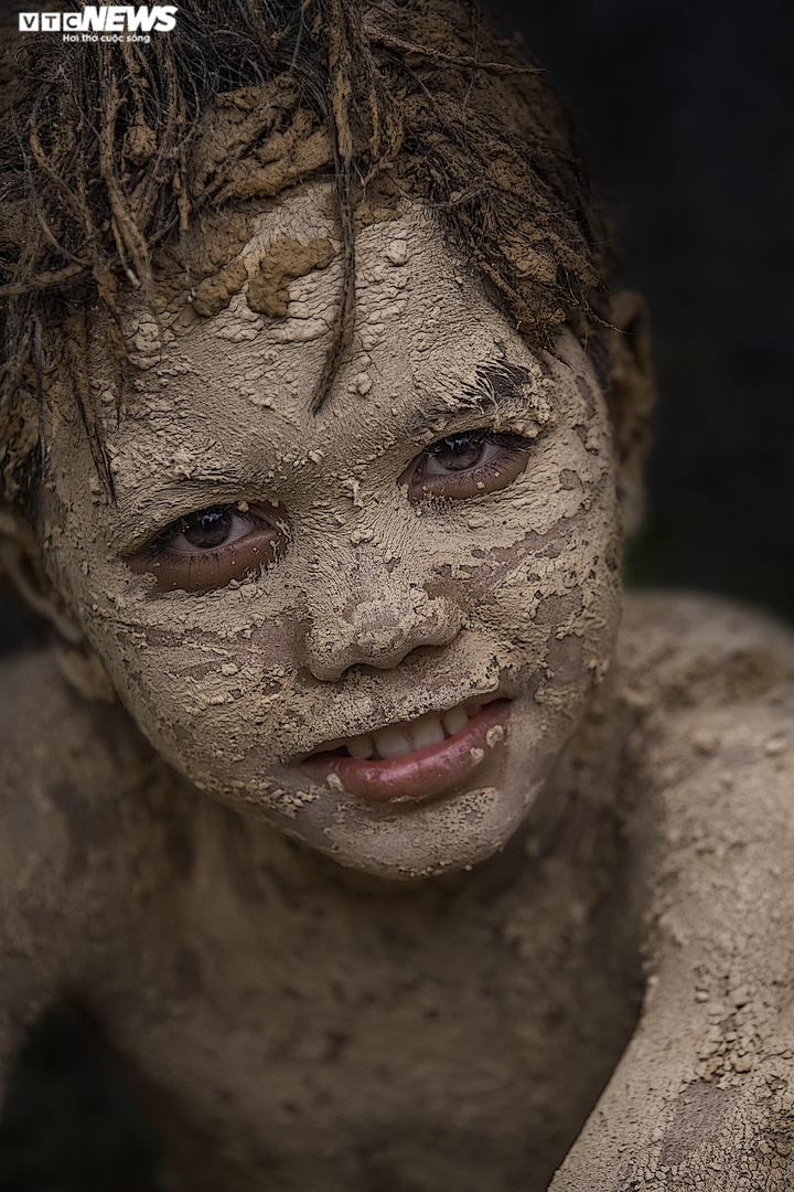Ảnh: Ngắm chân dung những cậu bé 'Ma Bùn' trong lễ hội Pơ Thi ở Gia Lai - 9