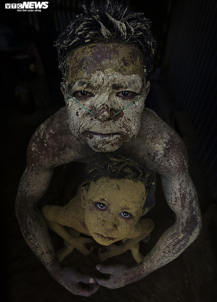 Ảnh: Ngắm chân dung những cậu bé 'Ma Bùn' trong lễ hội Pơ Thi ở Gia Lai - 4