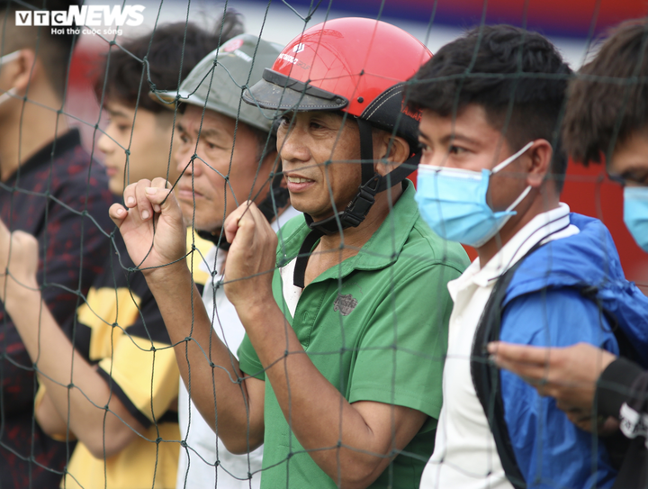 Cổ động viên Hà Tĩnh kéo đến kín sân xem Công Phượng, Văn Toàn tập luyện - 5