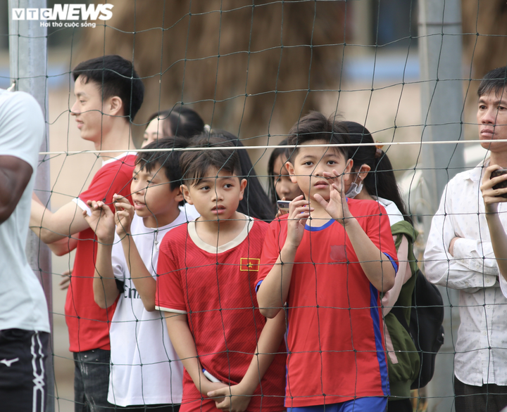 Cổ động viên Hà Tĩnh kéo đến kín sân xem Công Phượng, Văn Toàn tập luyện - 4