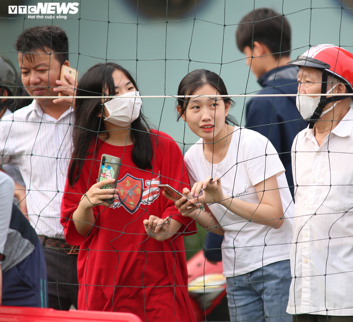 Cổ động viên Hà Tĩnh kéo đến kín sân xem Công Phượng, Văn Toàn tập luyện - 3