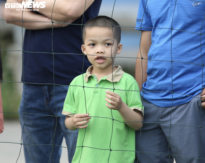 Cổ động viên Hà Tĩnh kéo đến kín sân xem Công Phượng, Văn Toàn tập luyện - 6