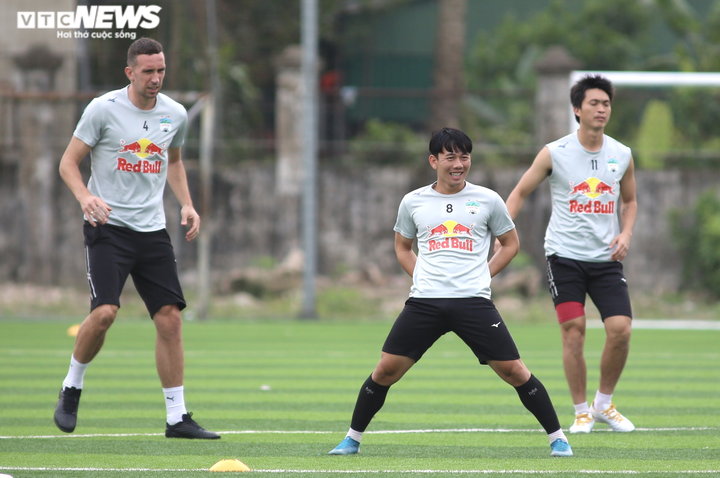 Cổ động viên Hà Tĩnh kéo đến kín sân xem Công Phượng, Văn Toàn tập luyện - 1