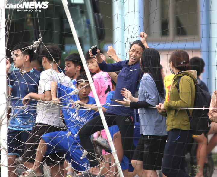 Cổ động viên Hà Tĩnh kéo đến kín sân xem Công Phượng, Văn Toàn tập luyện - 7