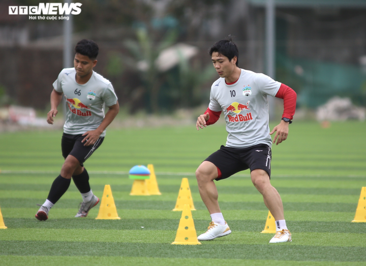 Cổ động viên Hà Tĩnh kéo đến kín sân xem Công Phượng, Văn Toàn tập luyện - 9