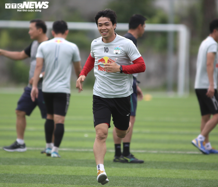 Cổ động viên Hà Tĩnh kéo đến kín sân xem Công Phượng, Văn Toàn tập luyện - 11