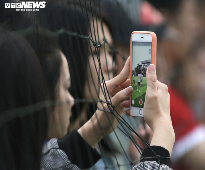 Cổ động viên Hà Tĩnh kéo đến kín sân xem Công Phượng, Văn Toàn tập luyện - 14