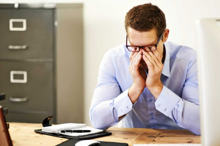 Dụi mắt, dùng tay đỡ mặt - thói quen xấu khiến da bạn xuất hiện nếp nhăn - 1