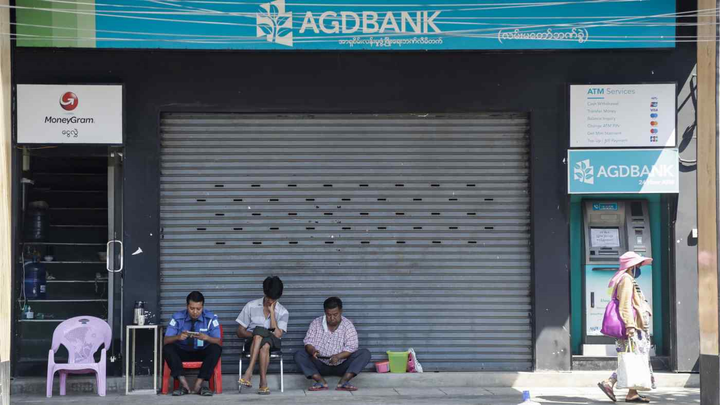 Quân đội Myanmar dọa chuyển hết tiền sang ngân hàng quân đội - 1