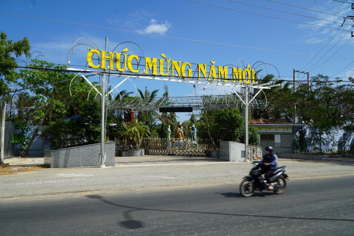 Cả 'rừng' resort cát cứ ven bờ biển Ninh Thuận, những bãi tắm đẹp bị chiếm trọn - 3