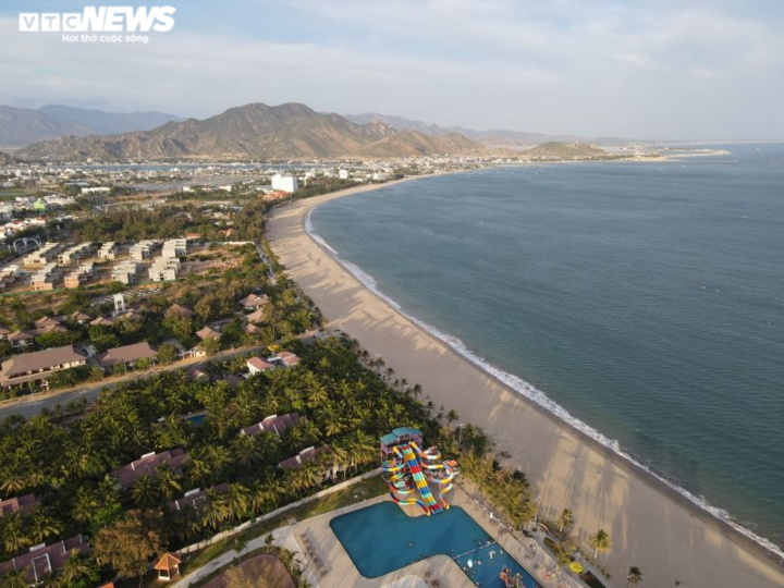 Ảnh: Cả rừng resort phủ kín bãi biển ở Ninh Thuận, người dân mất bãi tắm - 1