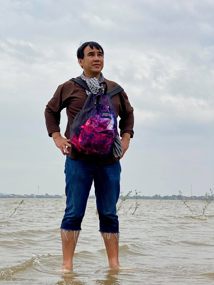 Ảnh đời thường cực kỳ 'hai lúa' của MC Quyền Linh - 6