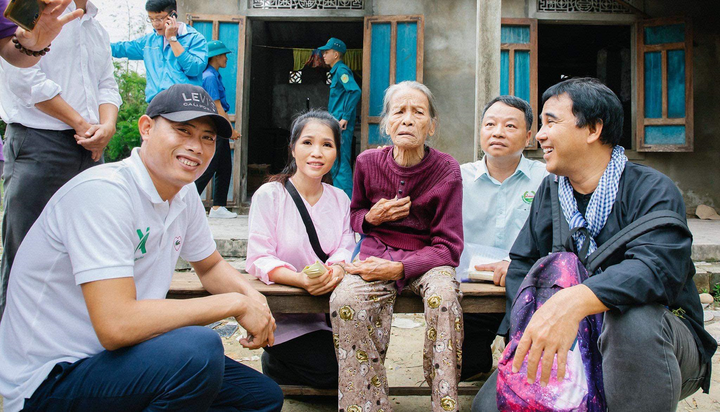 Ảnh đời thường cực kỳ 'hai lúa' của MC Quyền Linh - 7