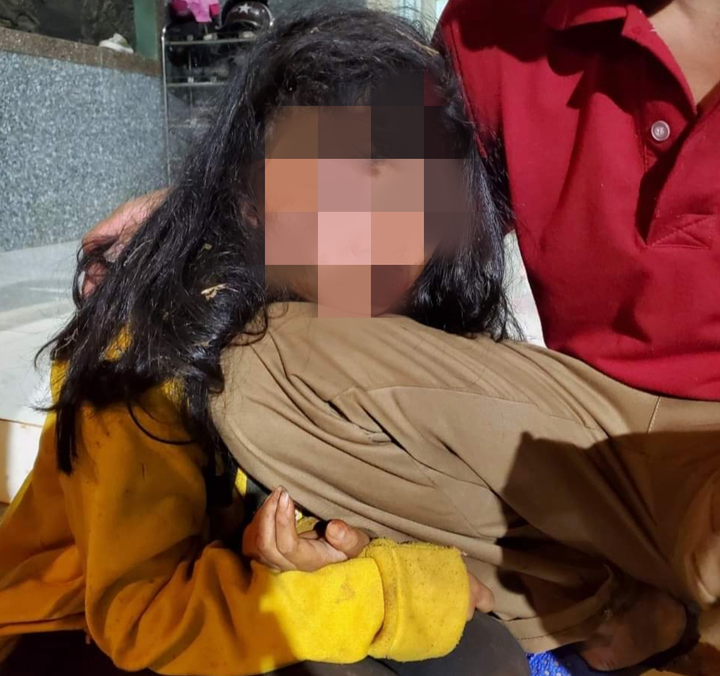 Nữ sinh lớp 6 bị người đàn ông đánh liên tiếp vào mặt, ngất xỉu trong lô cao su - 1