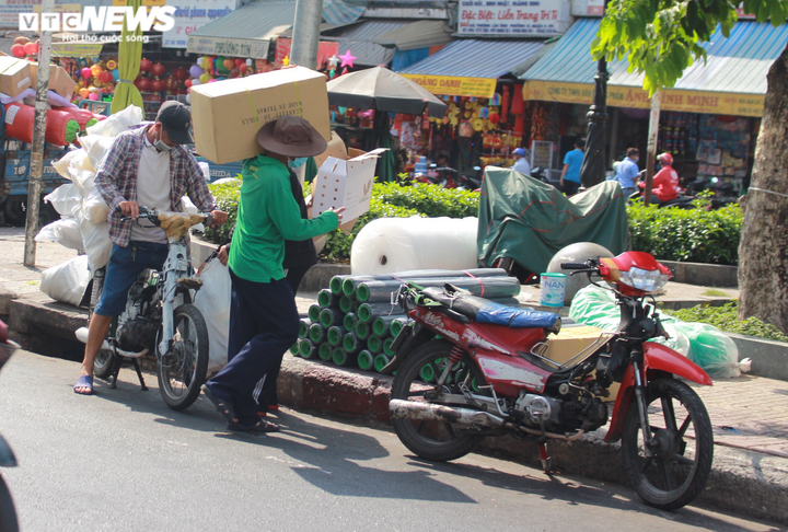Ảnh: Xe ‘thây ma’ vẫn ngang nhiên tung hoành trên đường phố Sài Gòn - 5