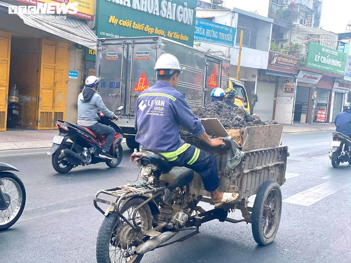 Ảnh: Xe ‘thây ma’ vẫn ngang nhiên tung hoành trên đường phố Sài Gòn - 4