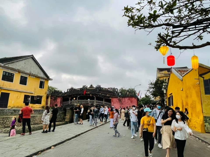 Dịch COVID-19 được kiểm soát, du khách nườm nượp đổ về phố cổ Hội An - 1