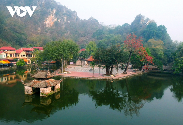 Ảnh: Hà Nội nên thơ với sắc đỏ hoa gạo - 17