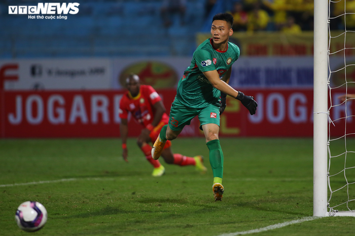 Vỡ kế hoạch vì biến cố lần đầu gặp phải, HLV Petrovic nổi cáu - 5