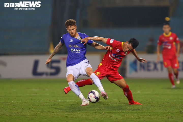 Vỡ kế hoạch vì biến cố lần đầu gặp phải, HLV Petrovic nổi cáu - 6